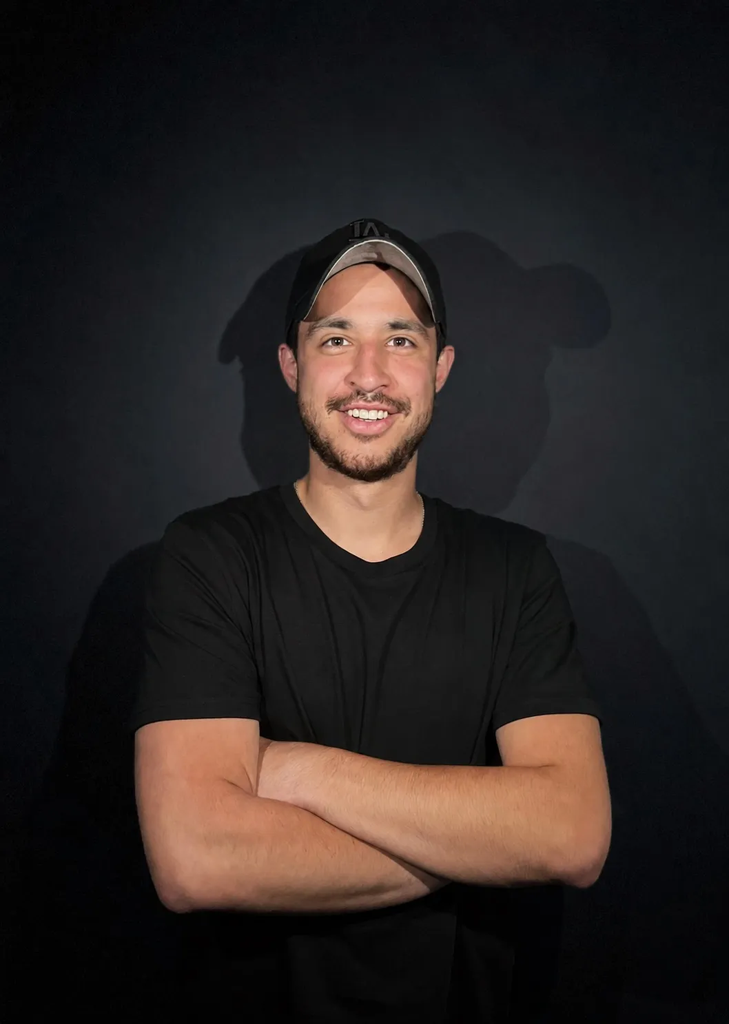 Germán González, Business Builder, sonriendo con los brazos cruzados